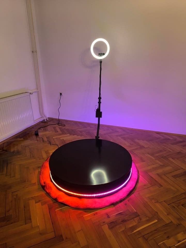 Tvoja 360 Priča, profesionalni 360 video booth setup sa platformom i osvetljenjem
